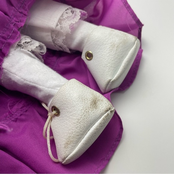 Vintage Musical Porcelain Heritage Doll Brunette Long Hair - Picture 10 of 16